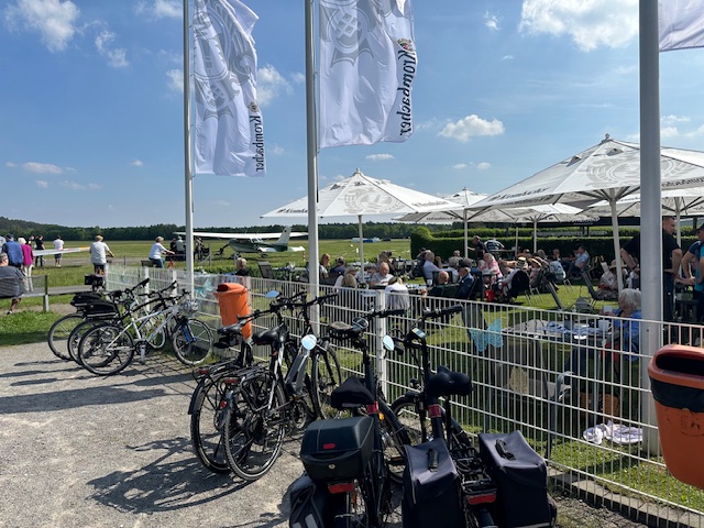 Gruppe Radfahrer am Café